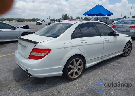 2009 Mercedes-Benz C 300 Luxury 4Matic/Sport 4Matic z USA, uszkodzony, nr VIN WDDGF81XX9F204828